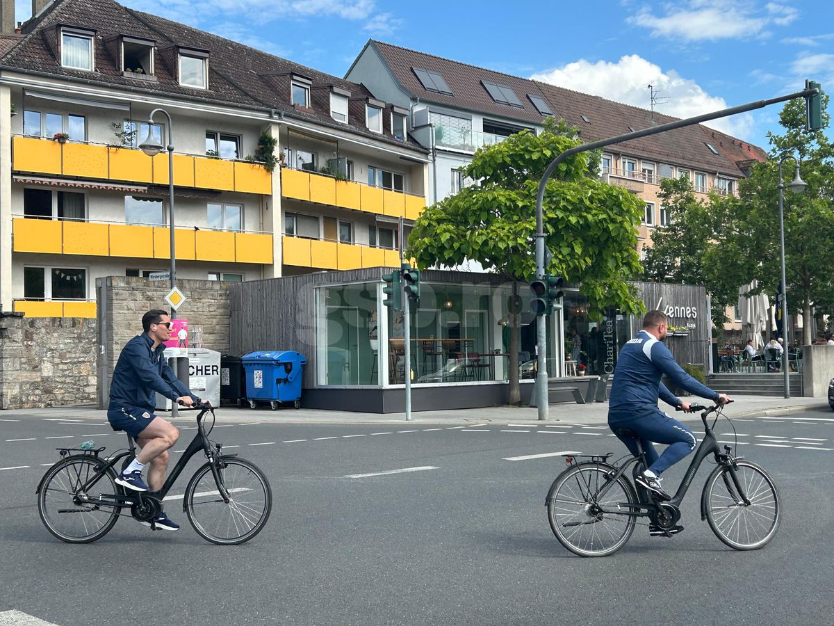 Răzvan Burleanu și colegii din FRF, cu bicicletele prin Wurzburg