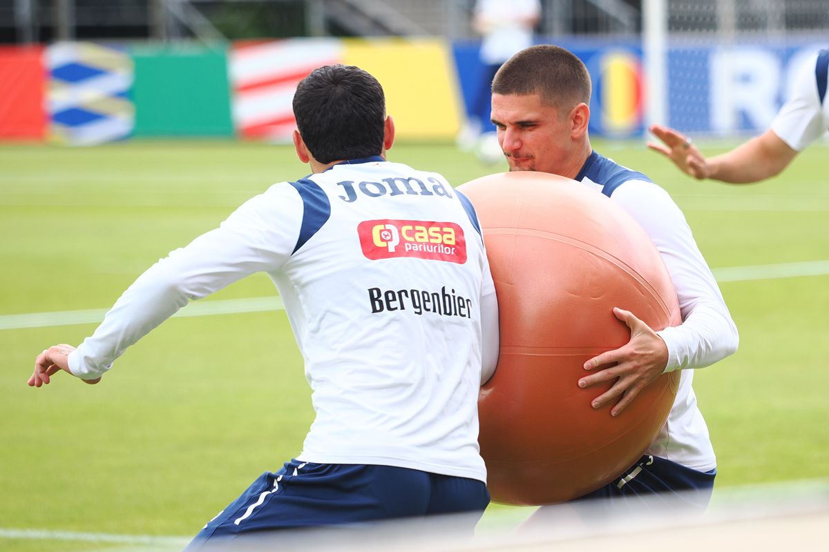 Exerciții cu balonul uriaș la antrenamentul din 12 iunie al echipei naționale de la Würzburg
