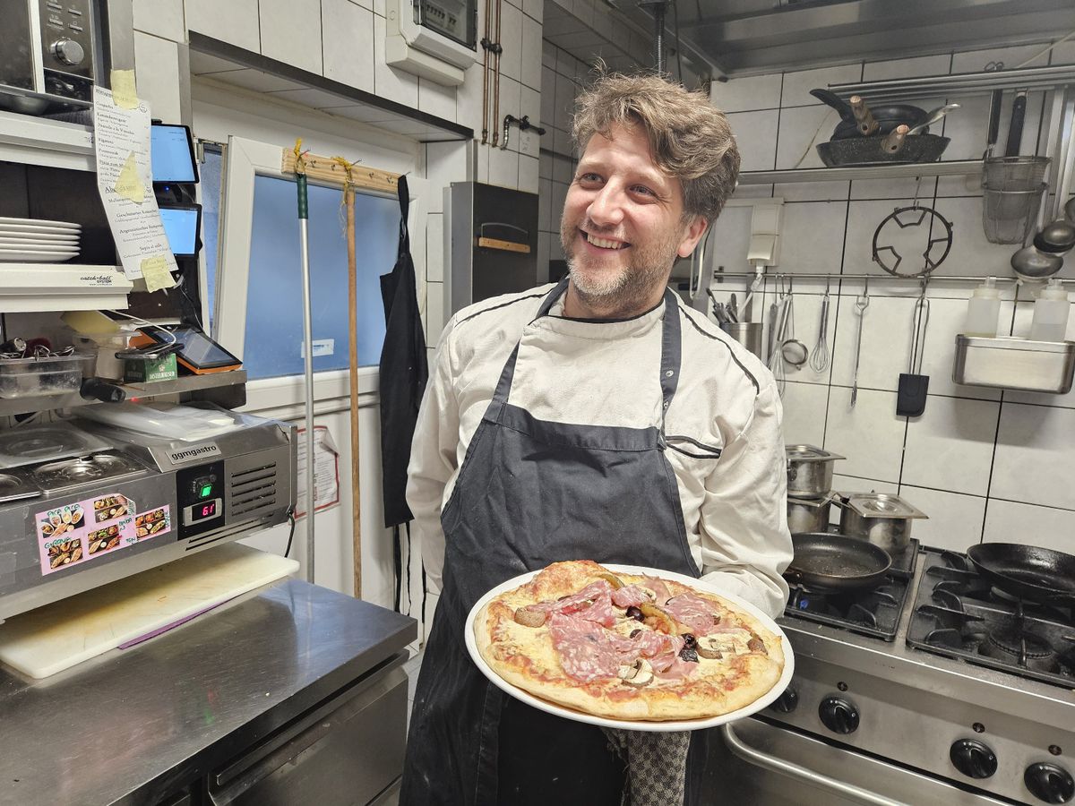 Am intrat în bucătăria PRIMEI pizzerii deschise în Germania, veche de 7 decenii » Pizza „Capri”, de la A la Z: imaginile spun totul