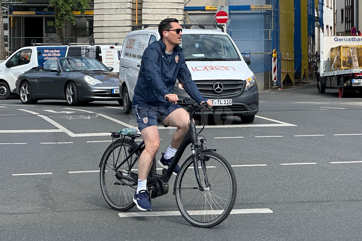 Răzvan Burleanu și colegii din FRF, cu bicicletele prin Wurzburg