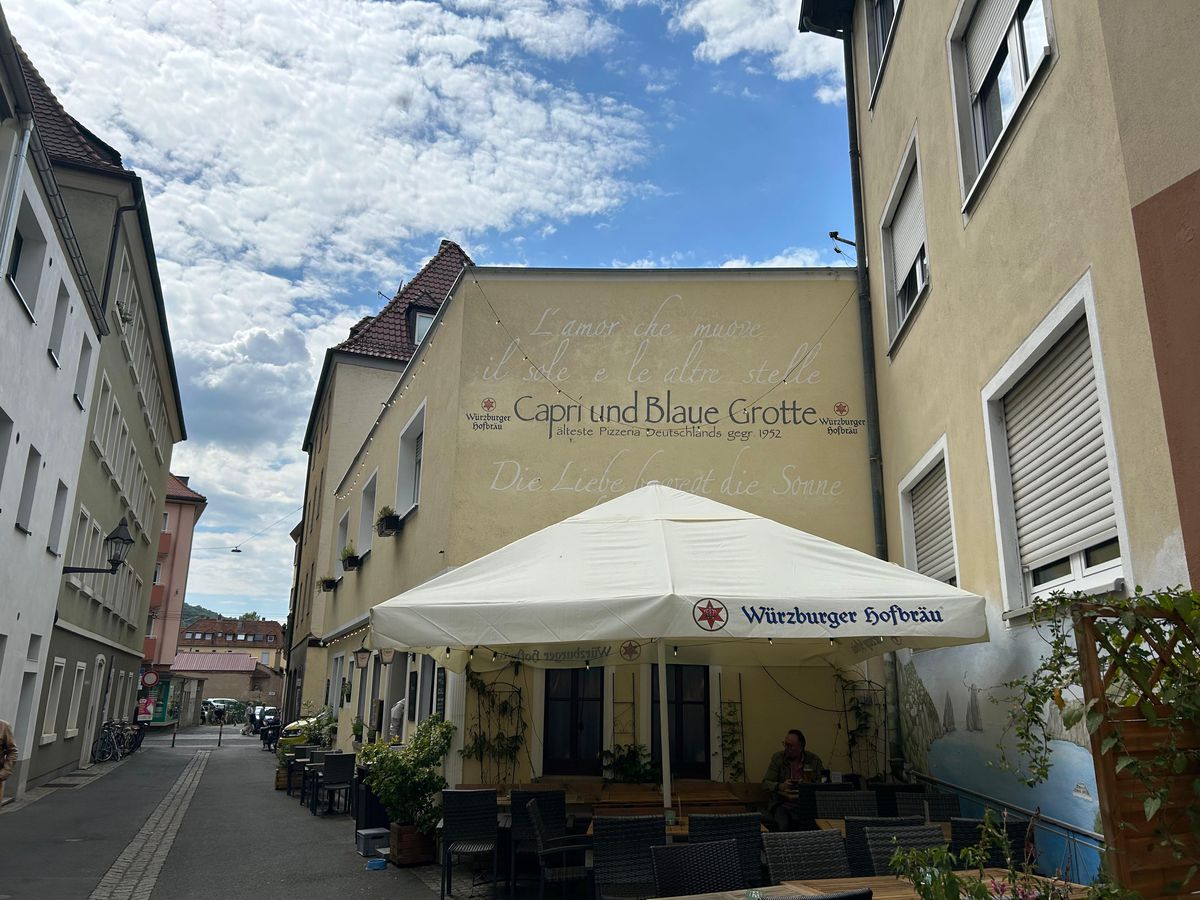 Am intrat în bucătăria PRIMEI pizzerii deschise în Germania, veche de 7 decenii » Pizza „Capri”, de la A la Z: imaginile spun totul