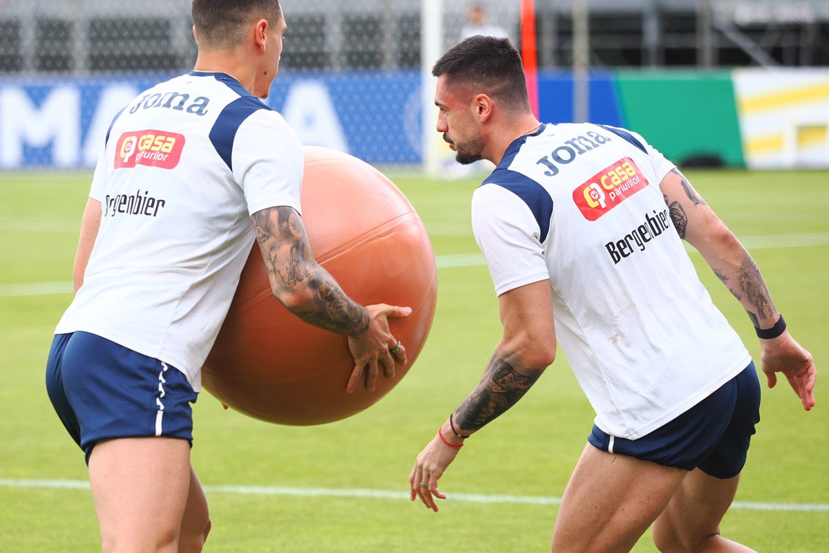 Exerciții cu balonul uriaș la antrenamentul din 12 iunie al echipei naționale de la Würzburg