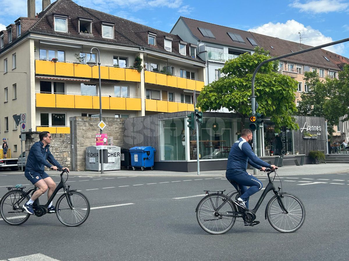 Răzvan Burleanu și colegii din FRF, cu bicicletele prin Wurzburg