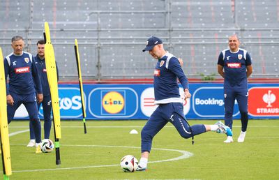 Edward Iordănescu inspectează și măsoară fiecare metru de teren, dar mai are timp să facă și giumbușlucuri cu mingea