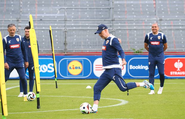 Edward Iordănescu inspectează și măsoară fiecare metru de teren, dar mai are timp să facă și giumbușlucuri cu mingea