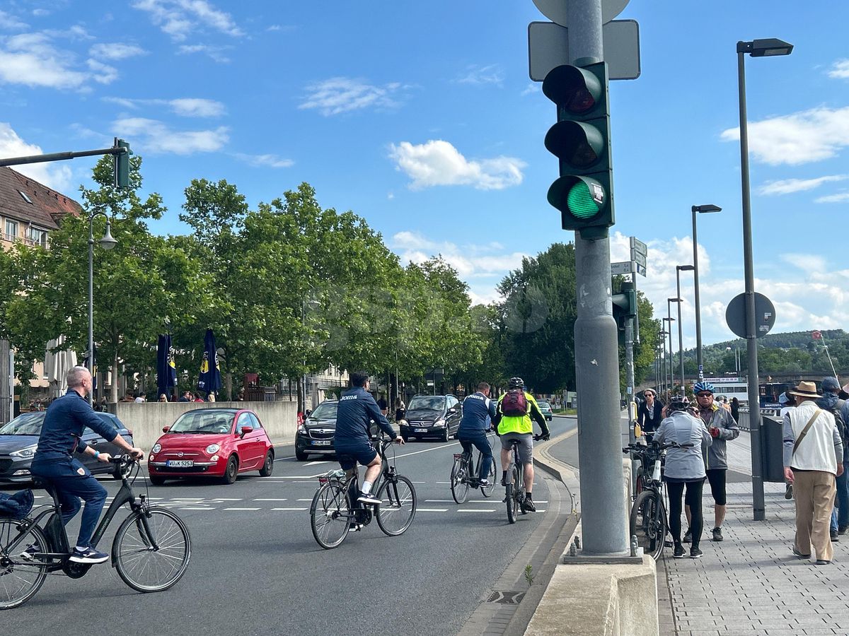 Răzvan Burleanu și colegii din FRF, cu bicicletele prin Wurzburg