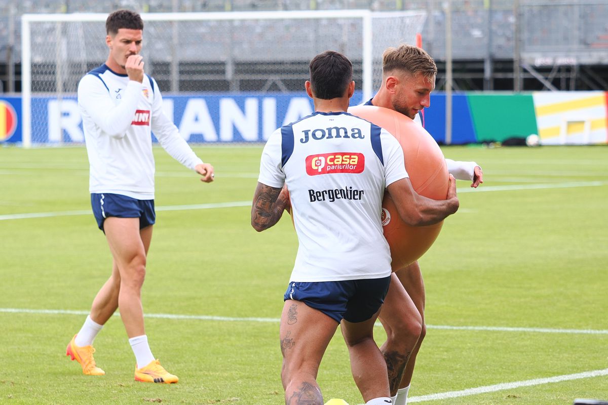 Exerciții cu balonul uriaș la antrenamentul din 12 iunie al echipei naționale de la Würzburg