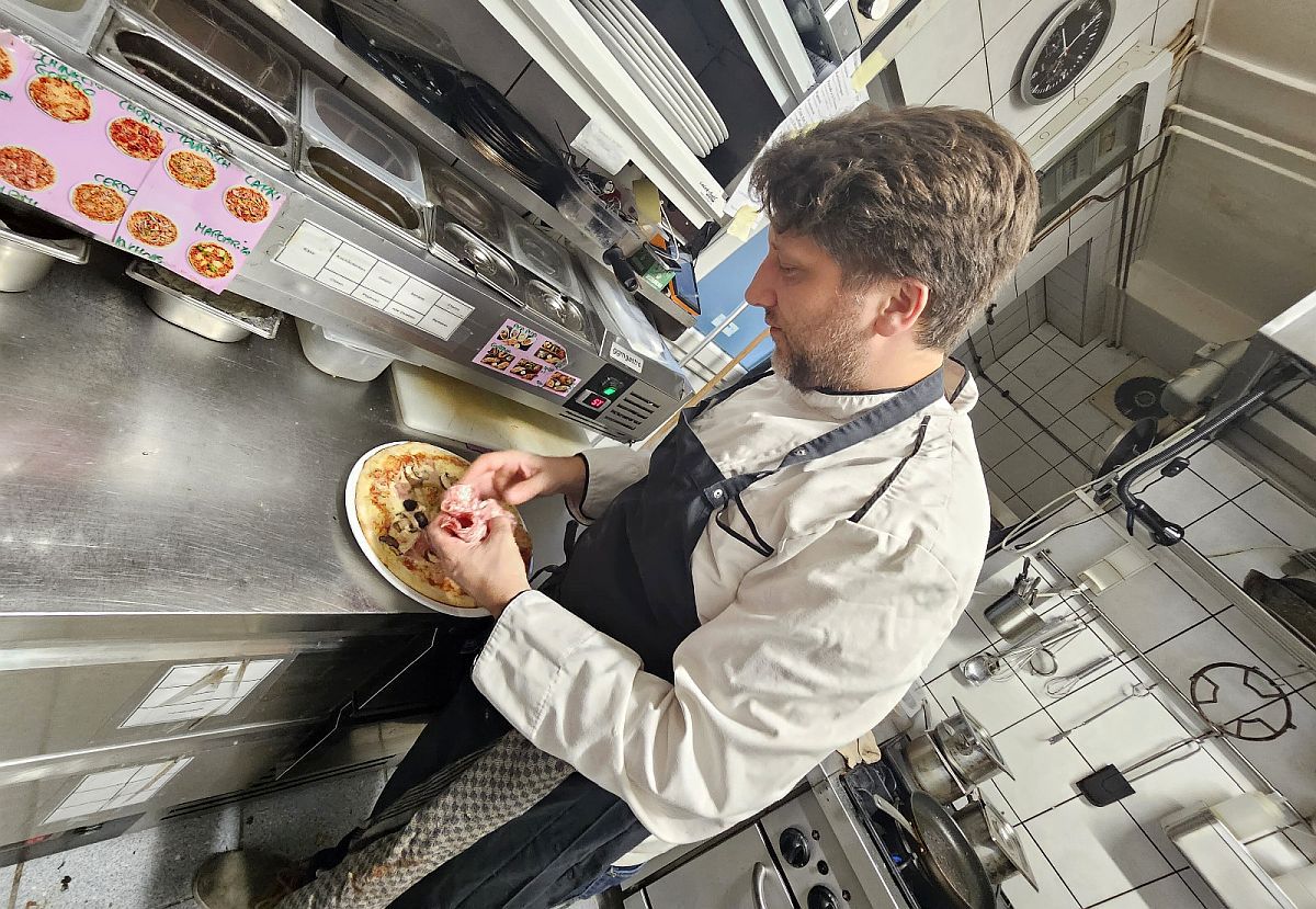 Am intrat în bucătăria PRIMEI pizzerii deschise în Germania, veche de 7 decenii » Pizza „Capri”, de la A la Z: imaginile spun totul