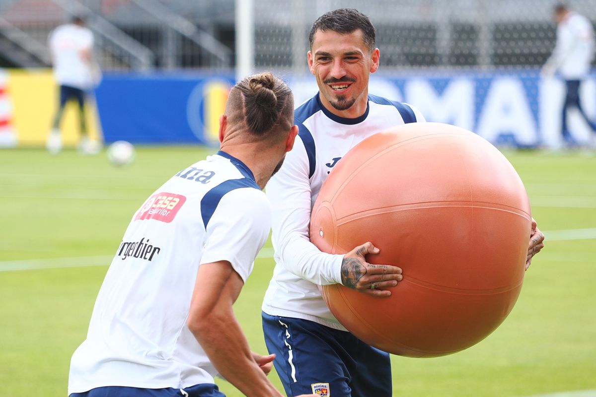 Exerciții cu balonul uriaș la antrenamentul din 12 iunie al echipei naționale de la Würzburg