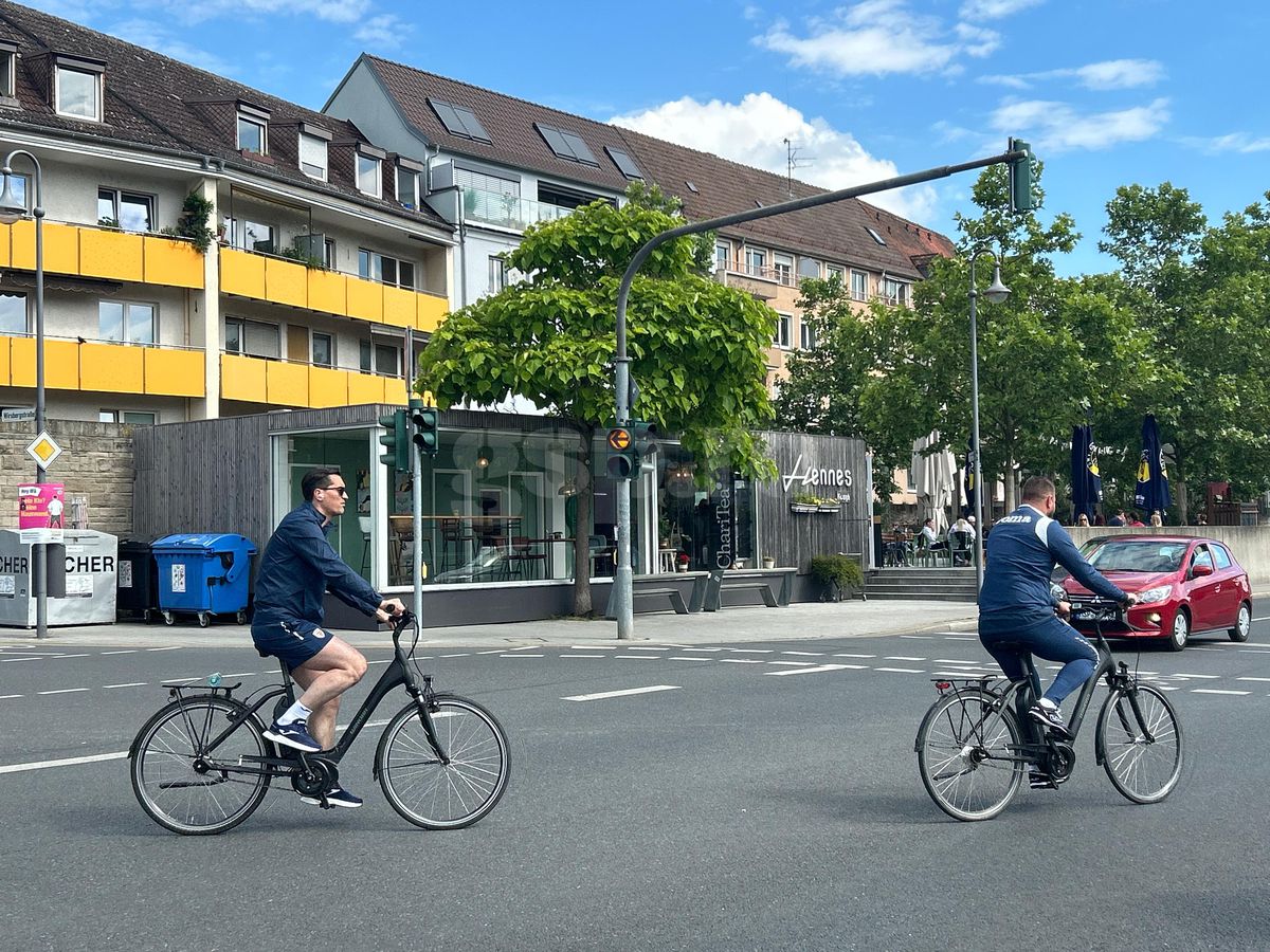 Răzvan Burleanu și colegii din FRF, cu bicicletele prin Wurzburg