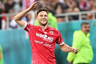 Fostul antrenor de la Dinamo intervine „cu talpa” în subiectul „Politic la FCSB”: „Nu poți construi vânzând jucători la rivale”