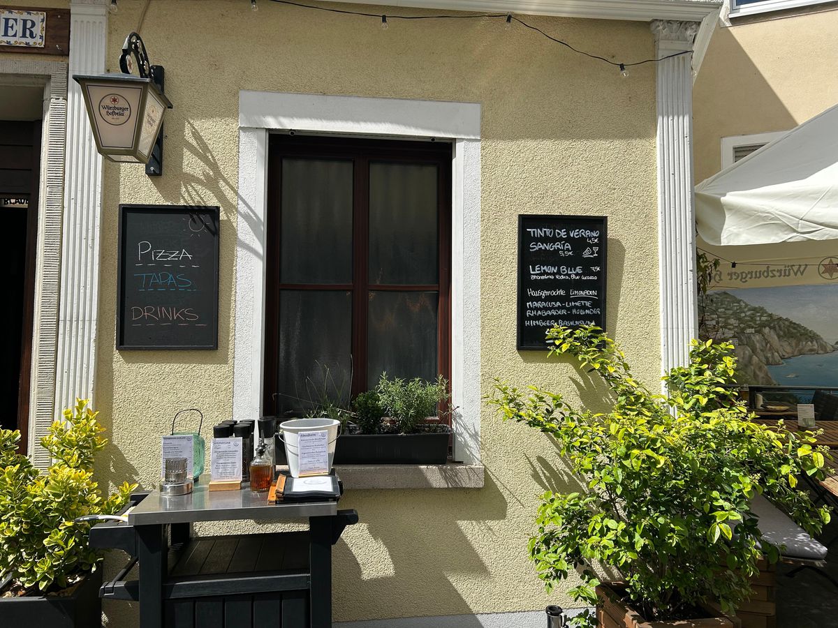 Am intrat în bucătăria PRIMEI pizzerii deschise în Germania, veche de 7 decenii » Pizza „Capri”, de la A la Z: imaginile spun totul