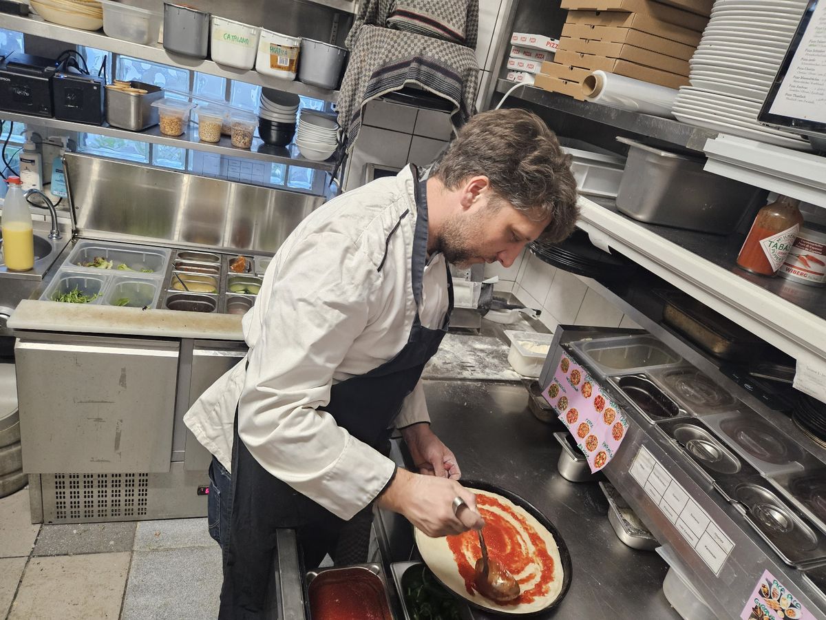 Am intrat în bucătăria PRIMEI pizzerii deschise în Germania, veche de 7 decenii » Pizza „Capri”, de la A la Z: imaginile spun totul