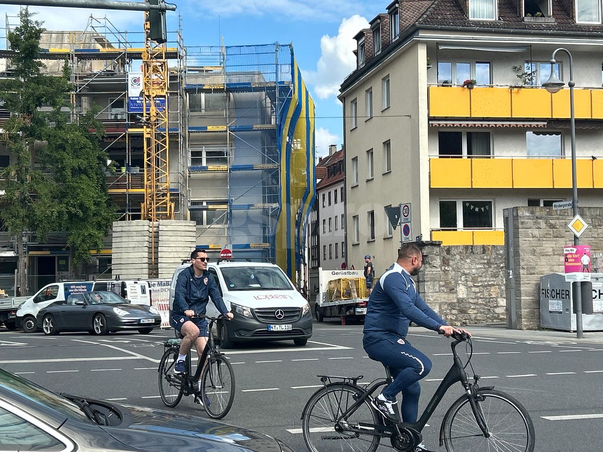 Răzvan Burleanu și colegii din FRF, cu bicicletele prin Wurzburg