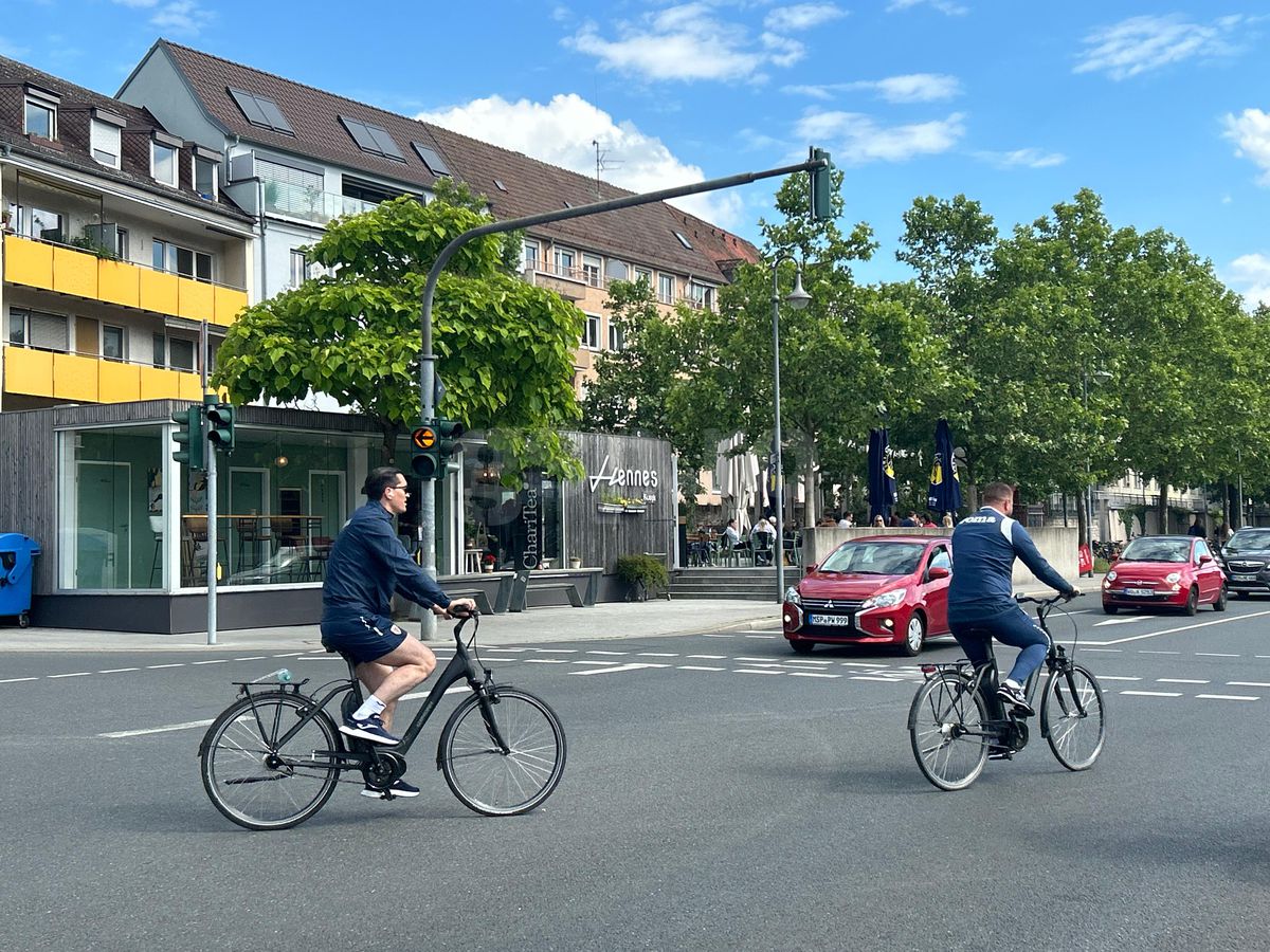 Răzvan Burleanu și colegii din FRF, cu bicicletele prin Wurzburg