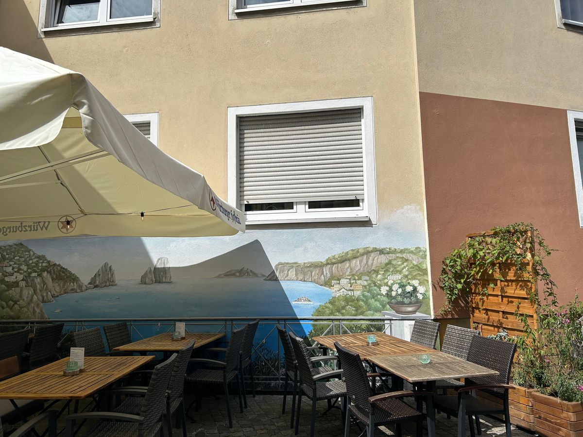 Am intrat în bucătăria PRIMEI pizzerii deschise în Germania, veche de 7 decenii » Pizza „Capri”, de la A la Z: imaginile spun totul