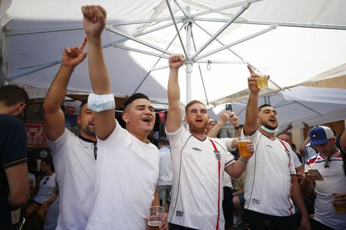 Suporteri ai Angliei și nelipsitele pahare cu bere / Foto: Imago