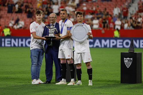 Oliver Torres, Joan Jordan și Aitor Puerta, alături de președintele Jose Castro, pozând cu trofeul luat în vară de FC Sevilla / Foto: Imago