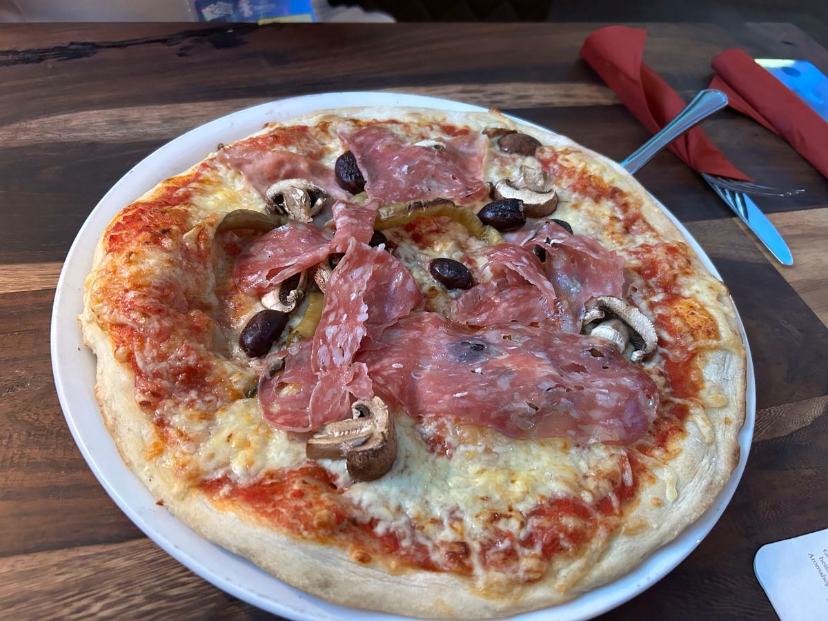 Am intrat în bucătăria PRIMEI pizzerii deschise în Germania, veche de 7 decenii » Pizza „Capri”, de la A la Z: imaginile spun totul