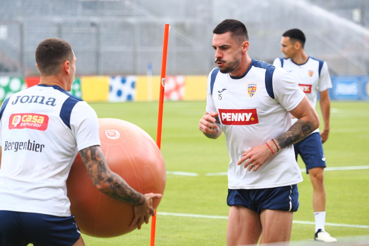 Exerciții cu balonul uriaș la antrenamentul din 12 iunie al echipei naționale de la Würzburg