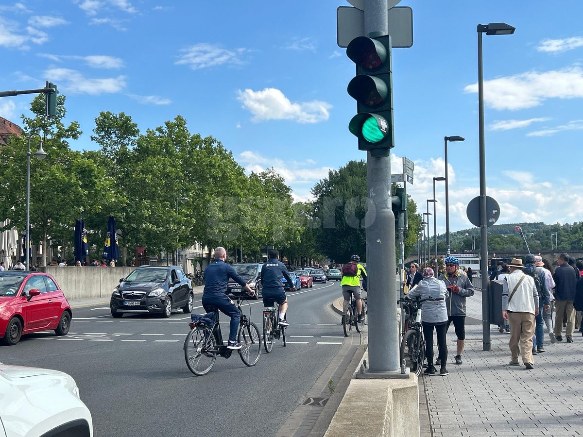 Răzvan Burleanu și colegii din FRF, cu bicicletele prin Wurzburg