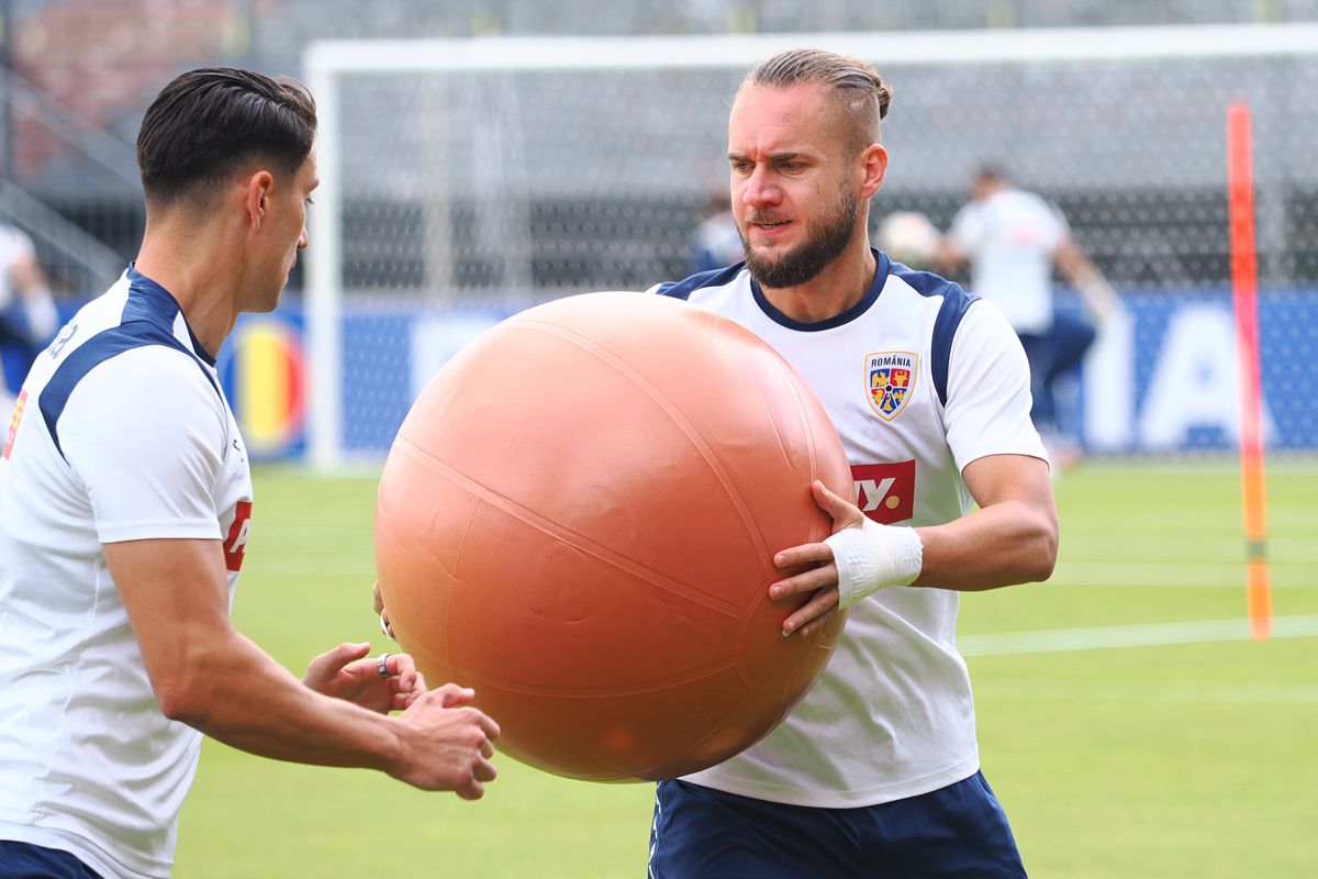 Exerciții cu balonul uriaș la antrenamentul din 12 iunie al echipei naționale de la Würzburg