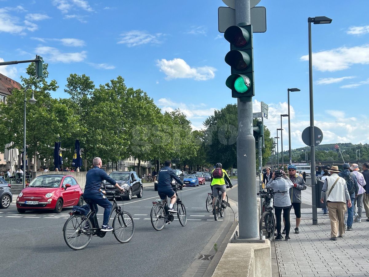 Răzvan Burleanu și colegii din FRF, cu bicicletele prin Wurzburg