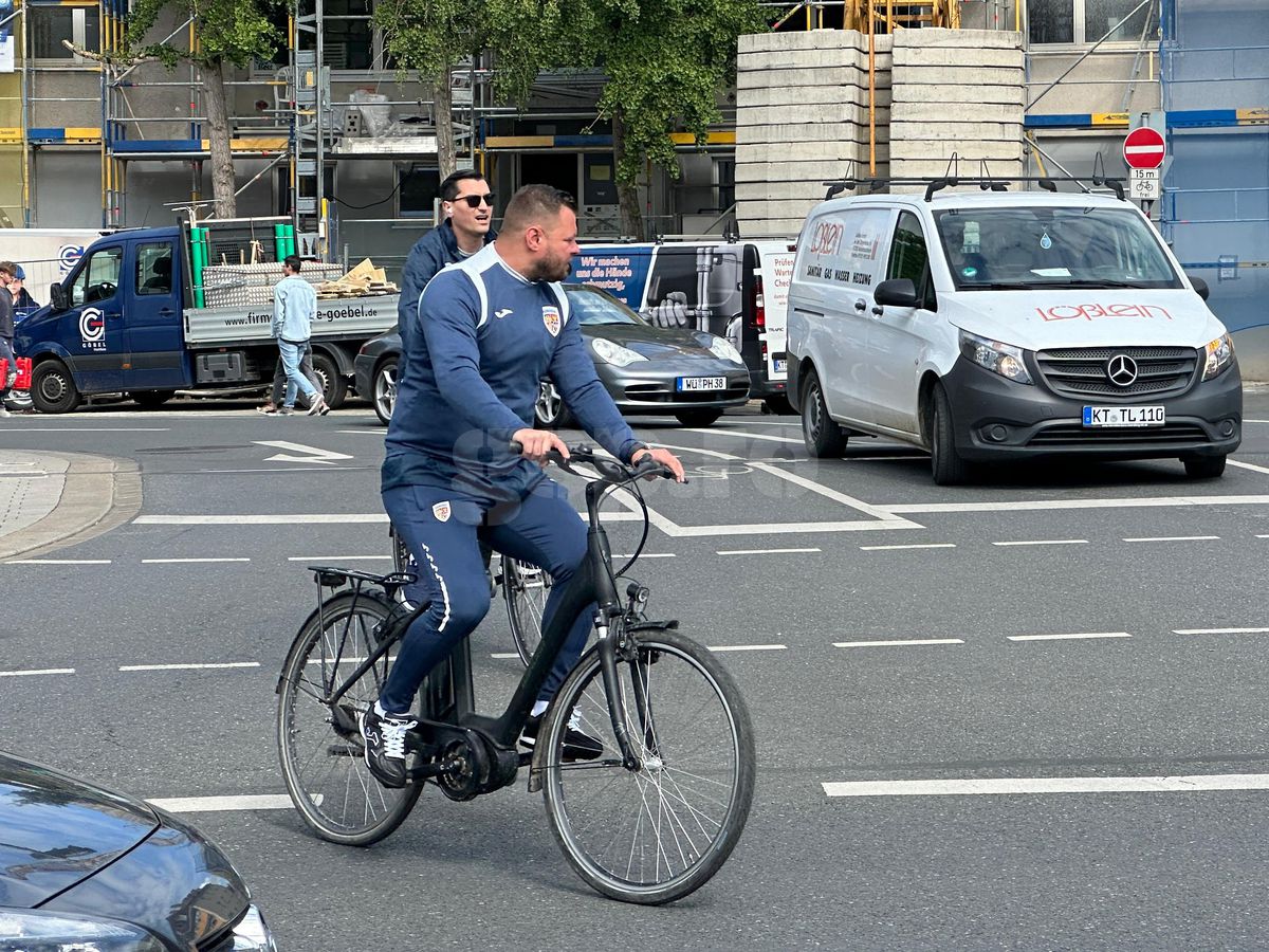 Răzvan Burleanu și colegii din FRF, cu bicicletele prin Wurzburg