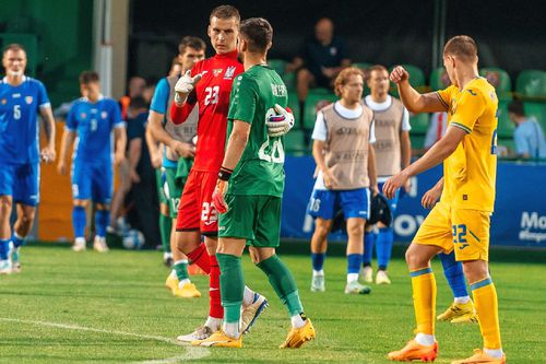 Railean (în verde), în dialog cu Andriy Lunin de la Real Madrid / Sursă foto: Facebook@ Federația Moldovenească de Fotbal