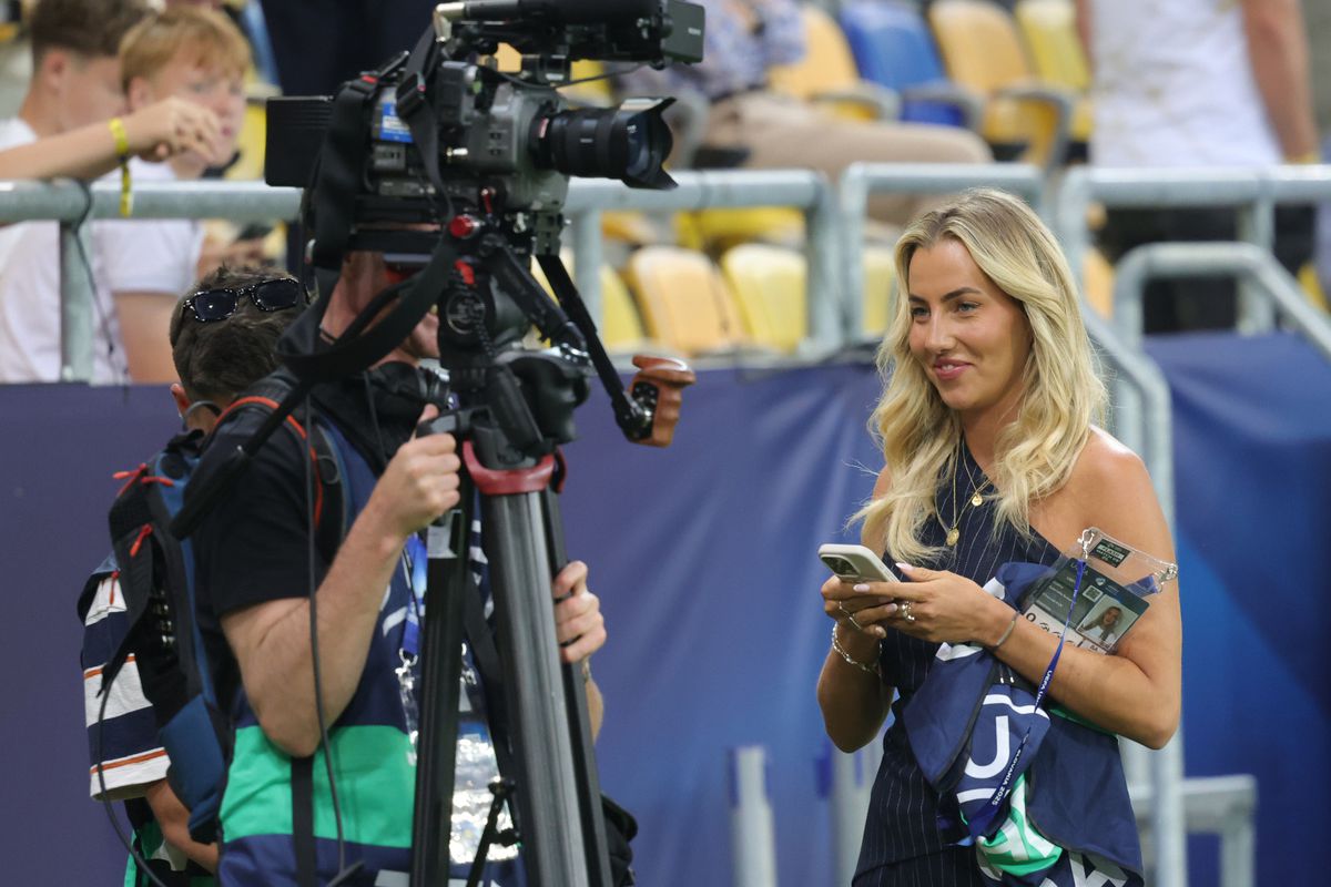 Jurnalista care a încins atmosfera în Slovacia! Cum a apărut blonda la Euro U21