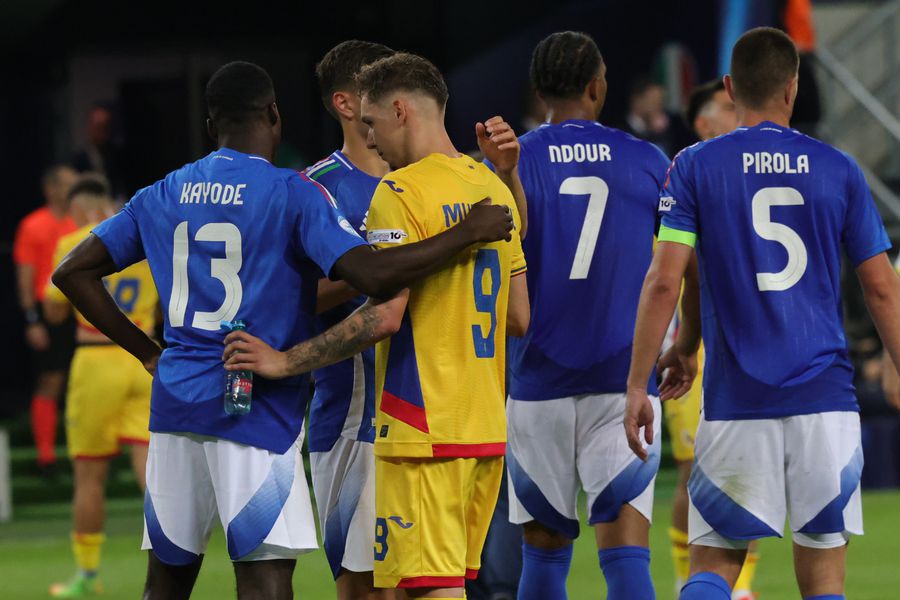 Louis Munteanu s-a salutat cu Michael Kayode după meci / FOTO: Ionuț Iordache (GSP) Lor nu le pasă de EURO? 6 detalii surprinse de GSP la Italia U21 - România U21 + Cine a venit la Louis Munteanu după meci