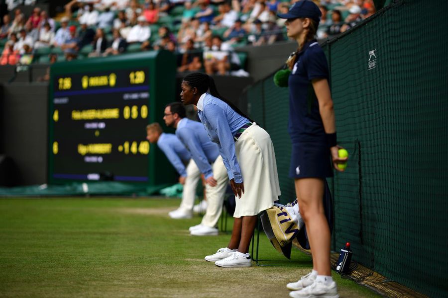 Arbitri de linie la Wimbledon Foto: Guliver/GettyImages Wimbledon mărește substanțial premiile anul acesta » Ce sumă impresionantă vor lua campionii la simplu
