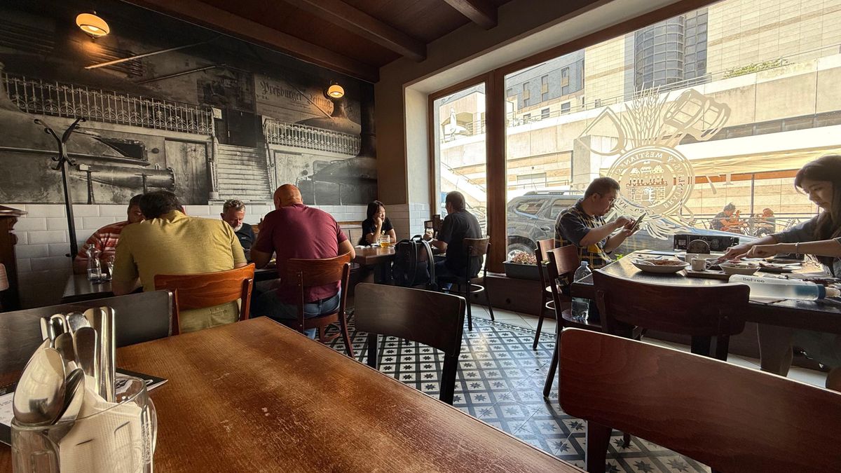 Noroc, „tricolorilor”! Am vizitat cea mai veche berărie din Bratislava, chiar lângă hotelul echipei naționale