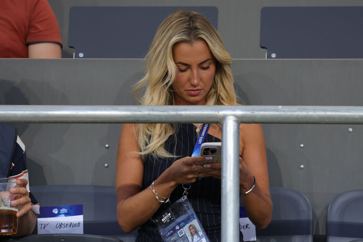 Jurnalista care a încins atmosfera în Slovacia! Cum a apărut blonda la Euro U21