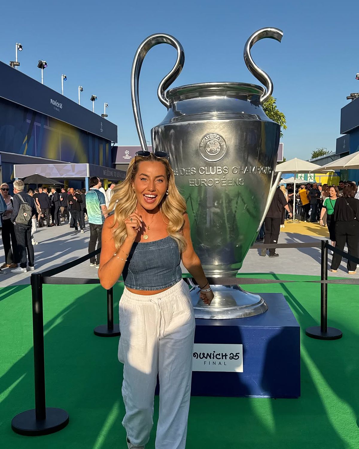 Jurnalista care a încins atmosfera în Slovacia! Cum a apărut blonda la Euro U21