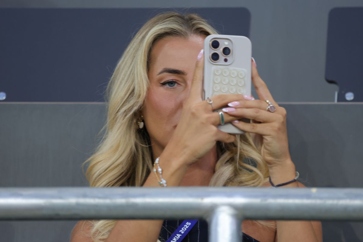 Jurnalista care a încins atmosfera în Slovacia! Cum a apărut blonda la Euro U21