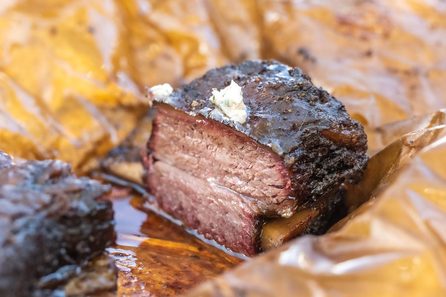 Auchan face echipă cu GrillFest pentru un BBQ autentic: tone de carne din producția locală, pentru un grătar pe placul românilor