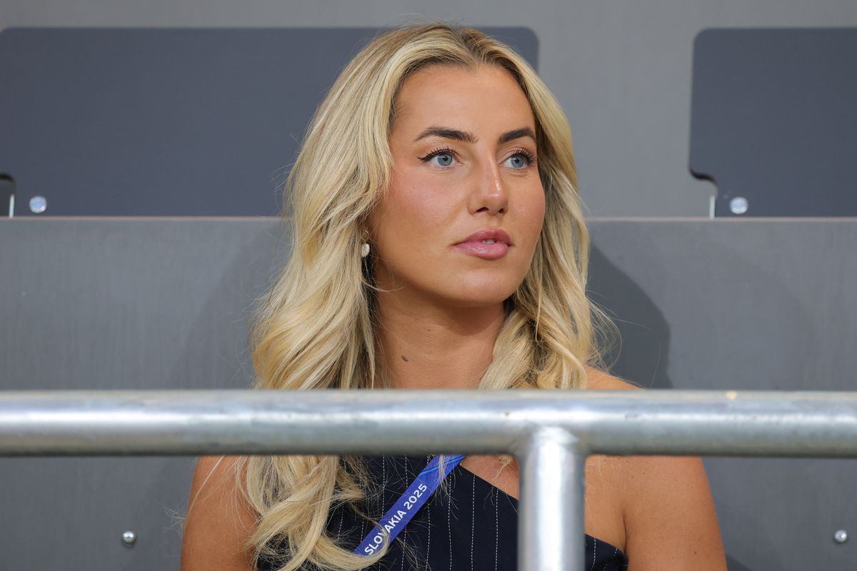 Jurnalista care a încins atmosfera în Slovacia! Cum a apărut blonda la Euro U21