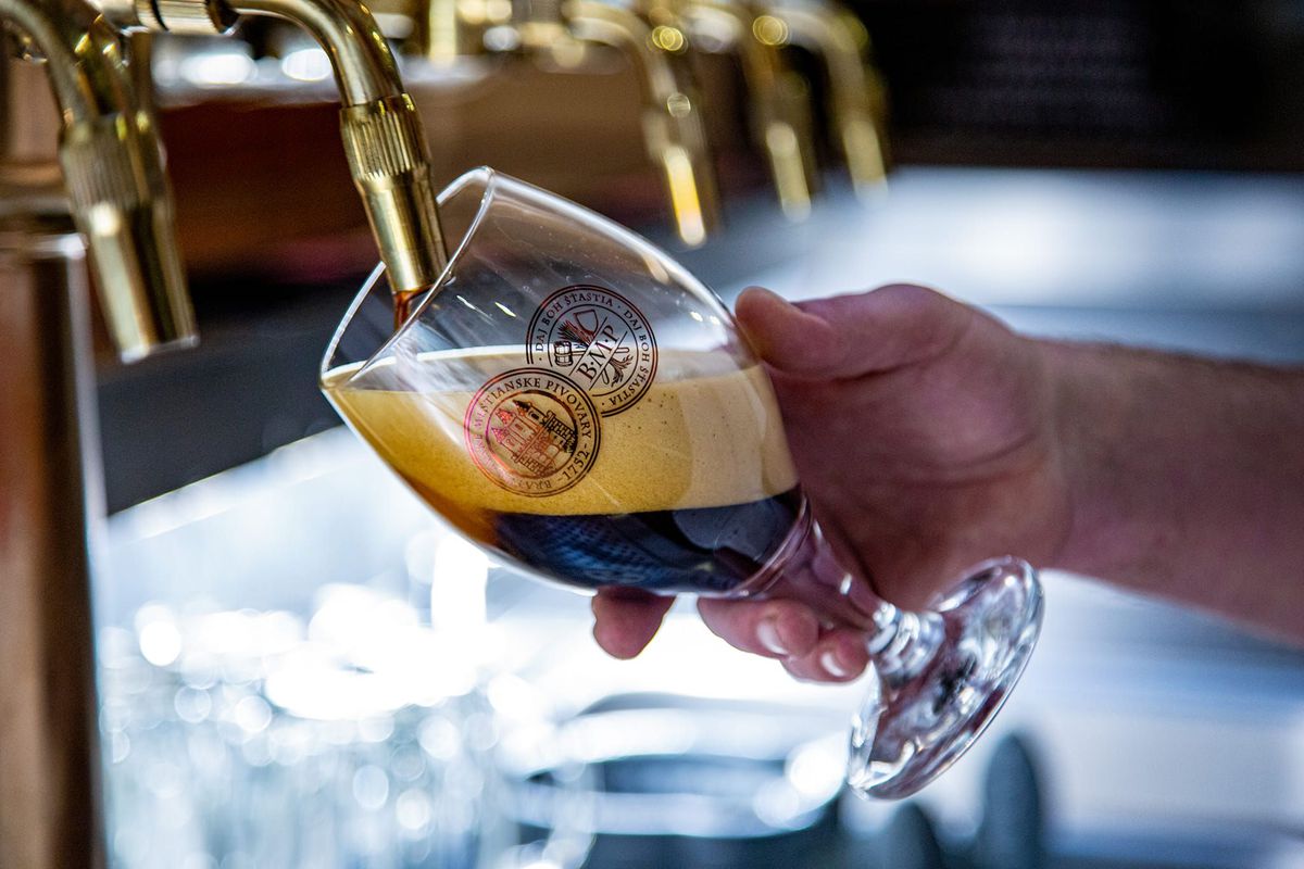 Noroc, „tricolorilor”! Am vizitat cea mai veche berărie din Bratislava, chiar lângă hotelul echipei naționale