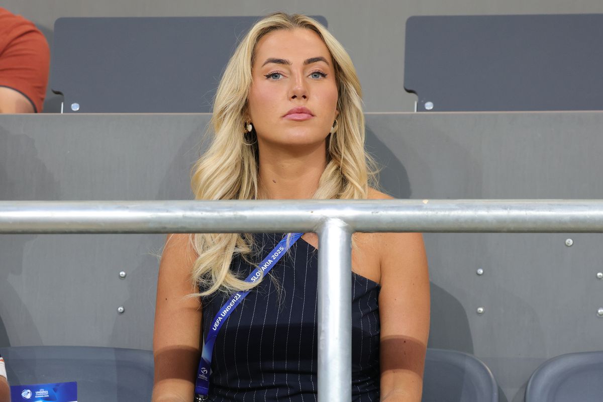 Jurnalista care a încins atmosfera în Slovacia! Cum a apărut blonda la Euro U21