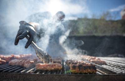 Auchan face echipă cu GrillFest pentru un BBQ autentic: tone de carne din producția locală, pentru un grătar pe placul românilor