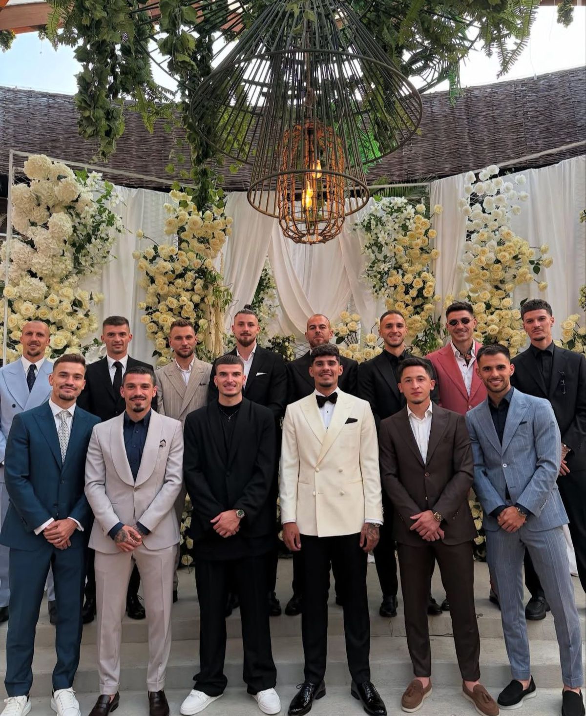 „Rebelii” Budescu și Alibec, așa cum nu i-ai mai văzut, la nunta lui Florinel Coman » Ținutele alese de cei doi