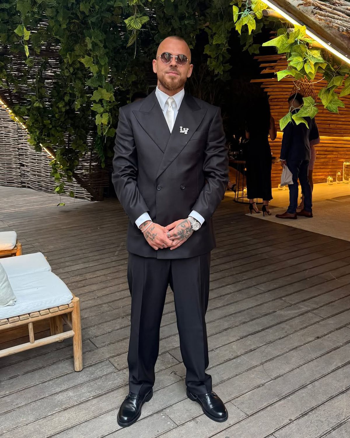 „Rebelii” Budescu și Alibec, așa cum nu i-ai mai văzut, la nunta lui Florinel Coman » Ținutele alese de cei doi