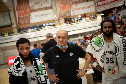 Dusko Vujosevic, între Marquis Wright și Patrick Richard, actualul căpitan al lui U-BT Cluj-Napoca/Foto: Manases Sandor (u-bt.basketball)