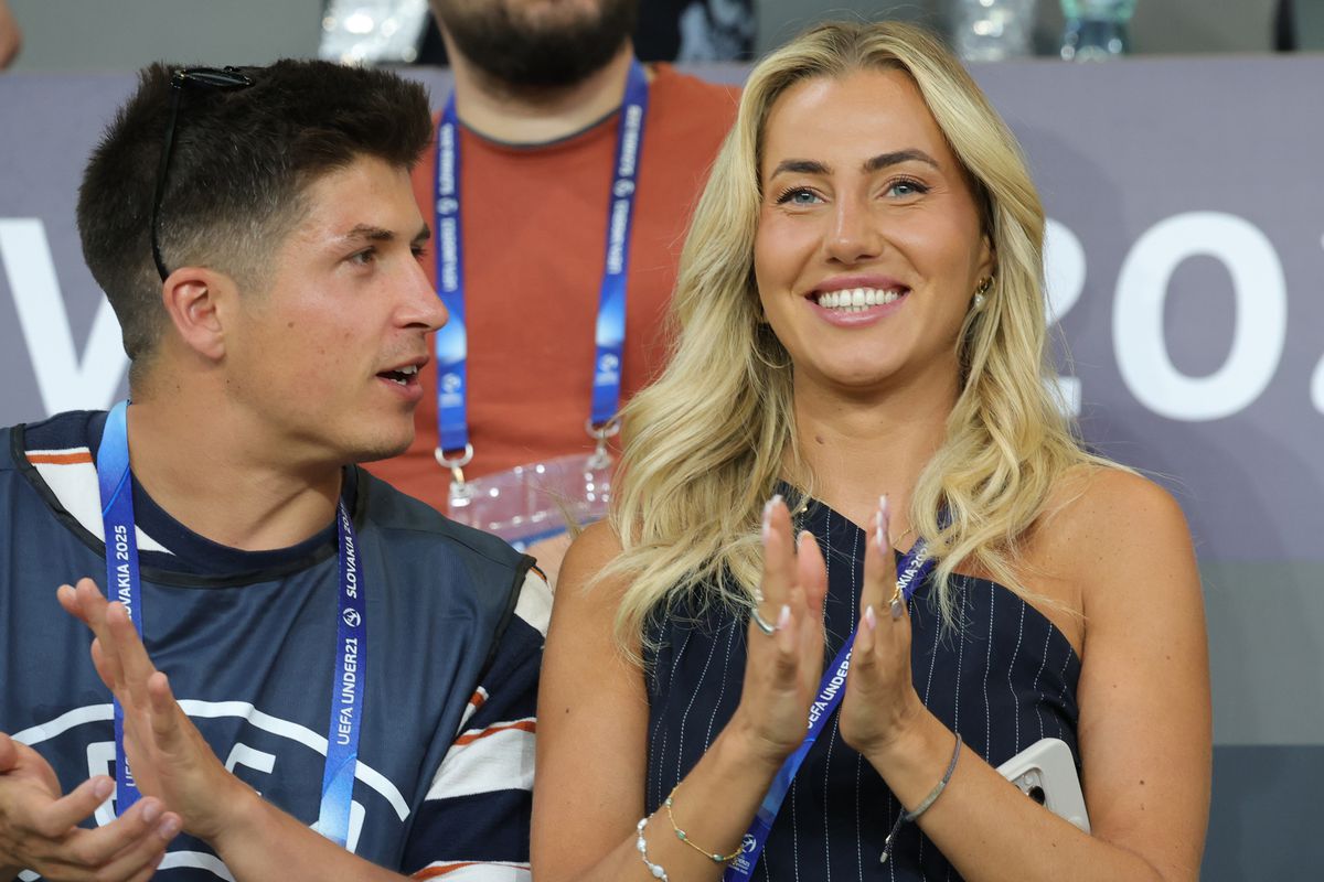 Jurnalista care a încins atmosfera în Slovacia! Cum a apărut blonda la Euro U21