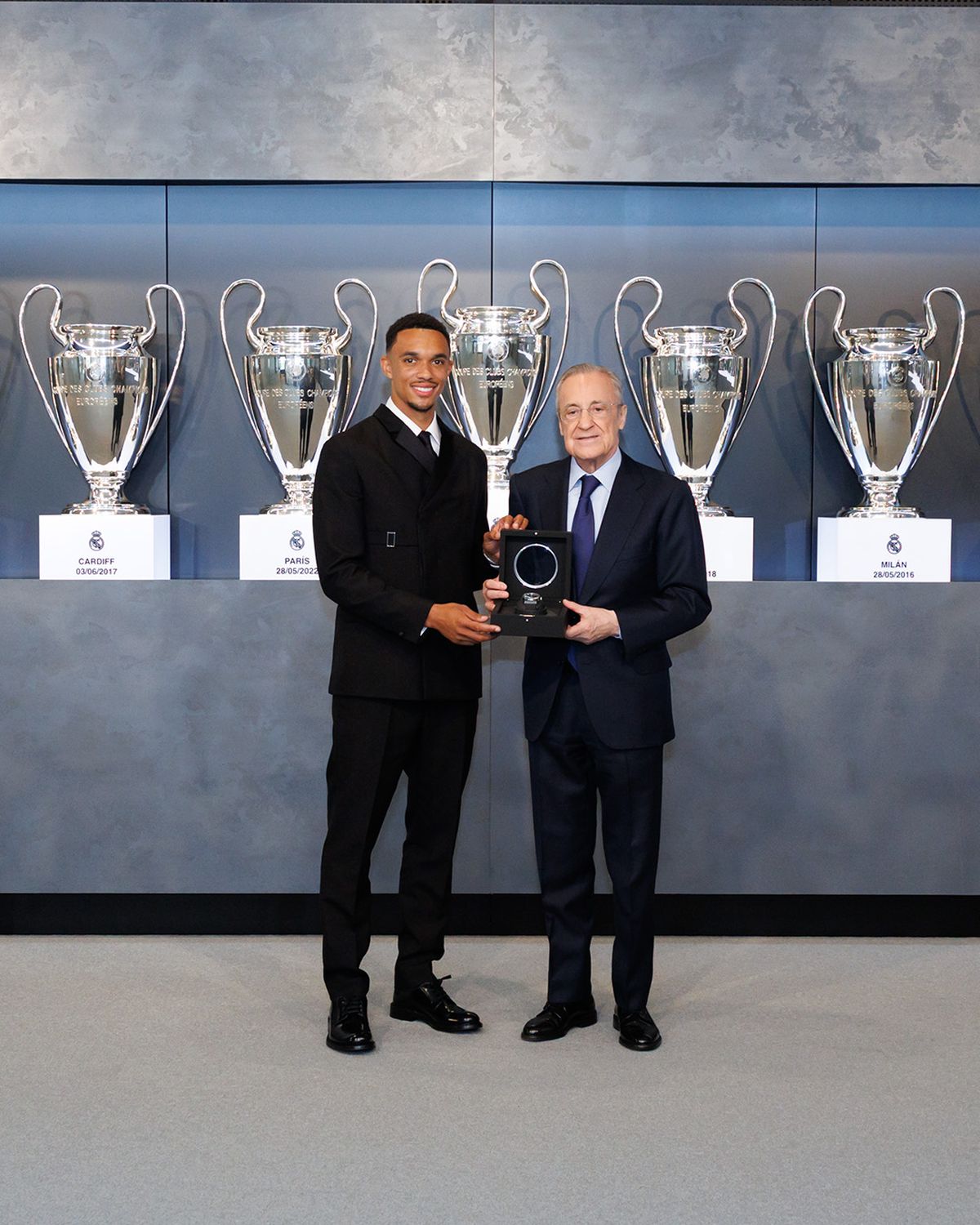 Starul dorit de Real Madrid a trecut peste despărțire! A lăsat-o pe fata lui Jude Law, iar noua iubită a fost răsfățată cu o vacanță de lux