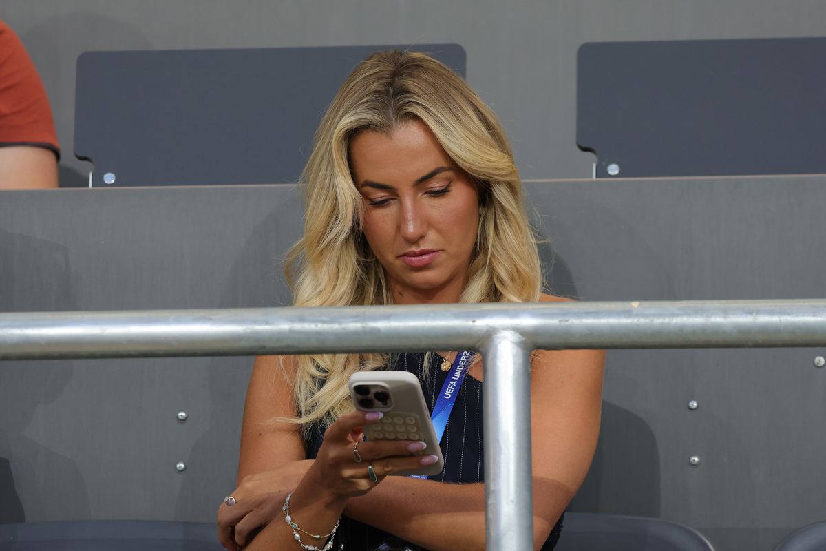 Jurnalista care a încins atmosfera în Slovacia! Cum a apărut blonda la Euro U21