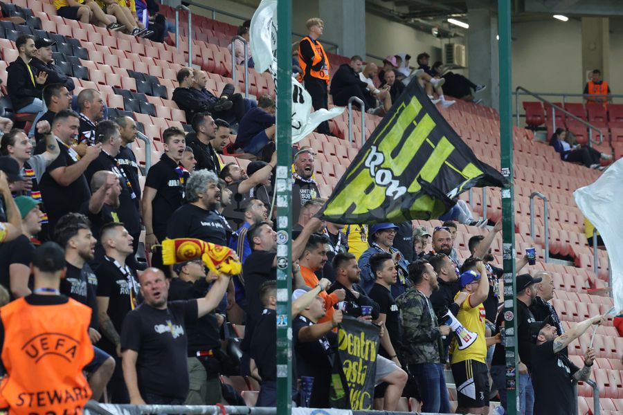 Ultrașii români prezenți la Trnava / FOTO: Ionuț Iordache (GSP) Lor nu le pasă de EURO? 6 detalii surprinse de GSP la Italia U21 - România U21 + Cine a venit la Louis Munteanu după meci