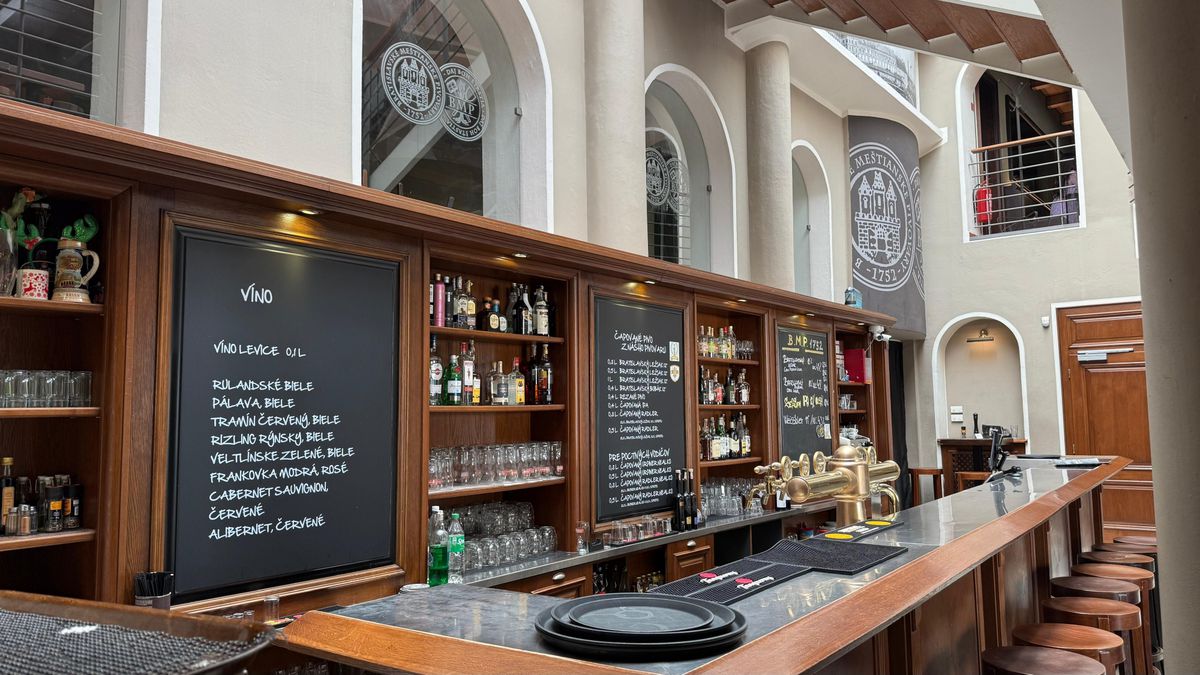 Noroc, „tricolorilor”! Am vizitat cea mai veche berărie din Bratislava, chiar lângă hotelul echipei naționale