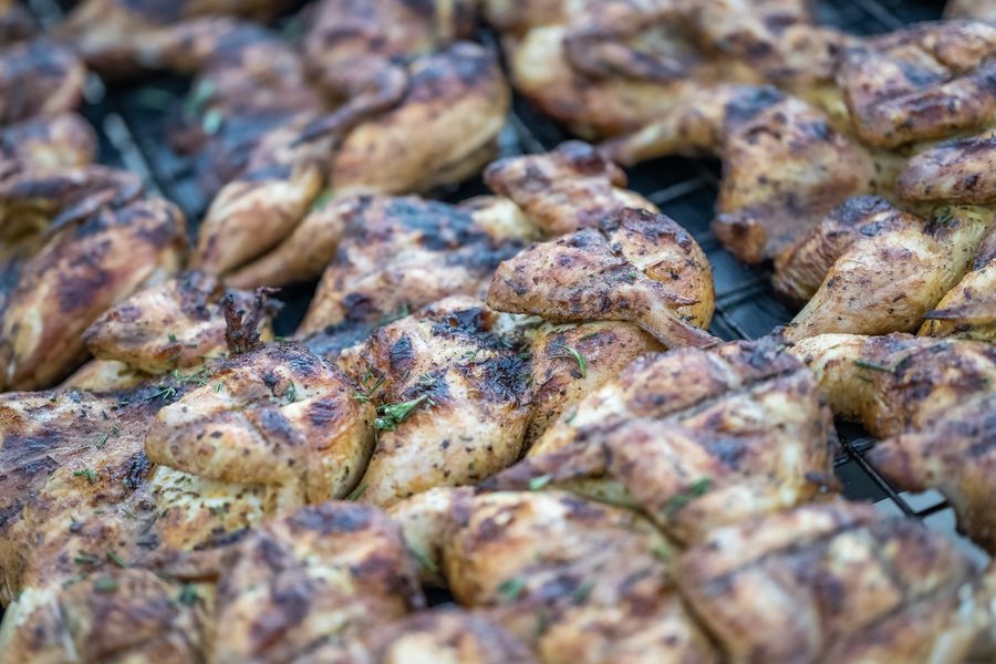 Auchan face echipă cu GrillFest pentru un BBQ autentic: tone de carne din producția locală, pentru un grătar pe placul românilor